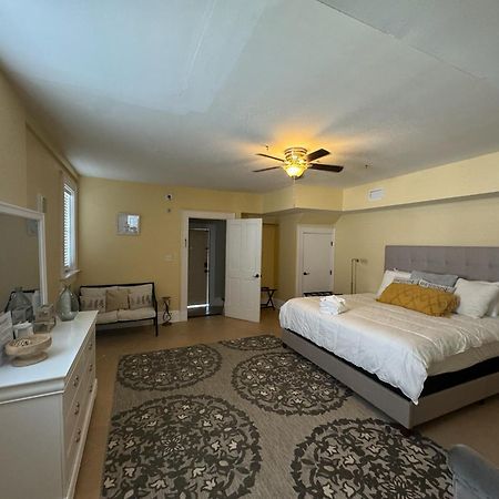 Comfy Carriage House Steps From The River Savannah Esterno foto