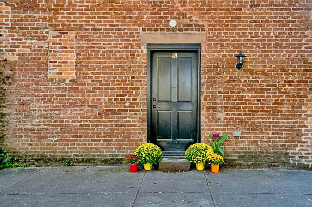 Comfy Carriage House Steps From The River Savannah Esterno foto